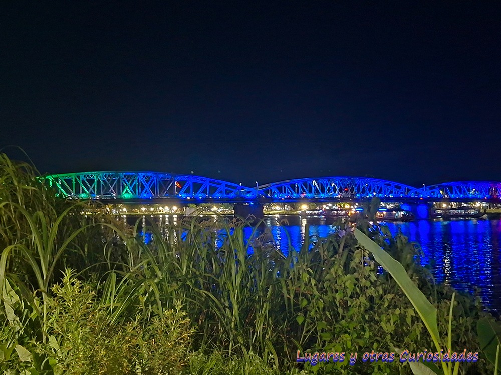 Puente Truong Tien Hué Vietnam