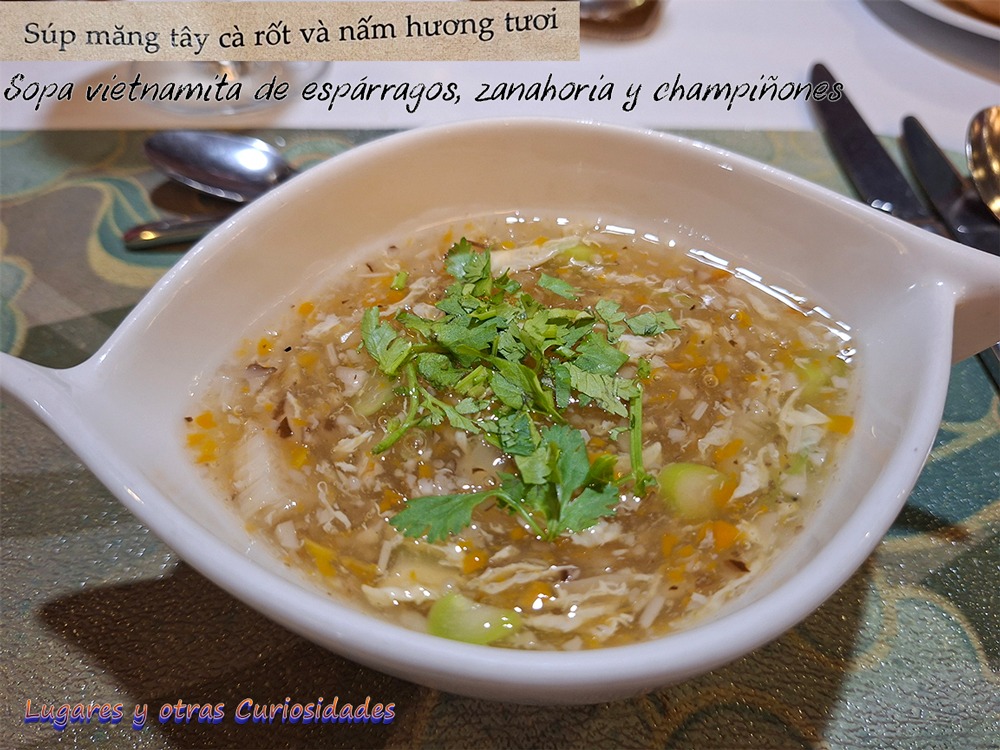 Sopa vietnamita de espárragos , zanahoria y champiñones