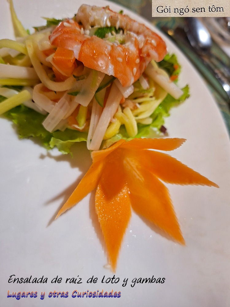 Ensalada de raíz de loto y gambas