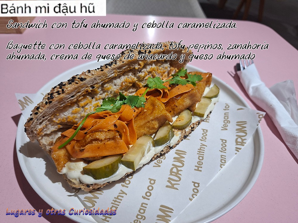 Sandwich de tofu ahumado y cebolla caramelizada